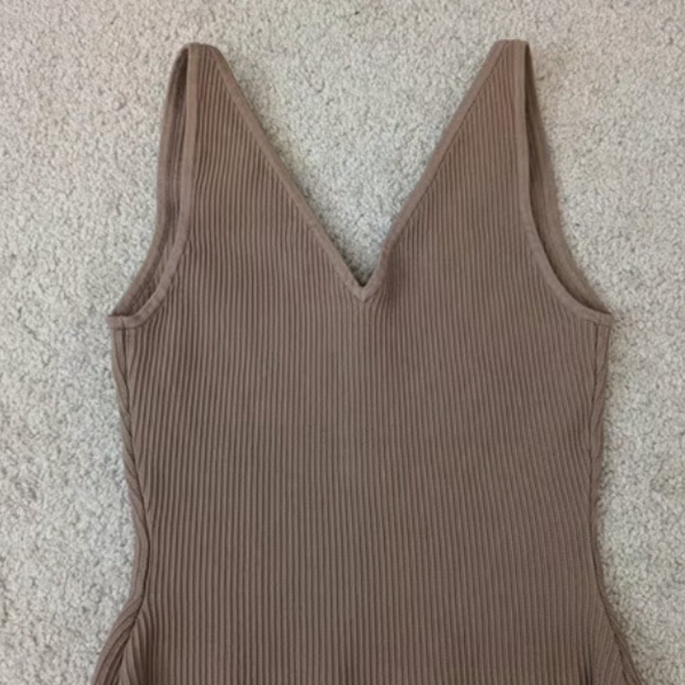 Aritzia Babaton Sculpt Knit V-Neck Tank